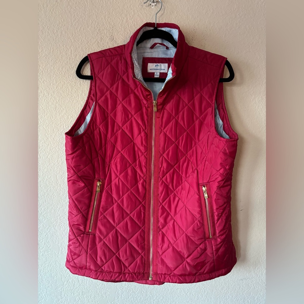 Southern Tide Quilted Vest
Full Zip‎ Cranberry Red Women's Size L Gold Hardware
